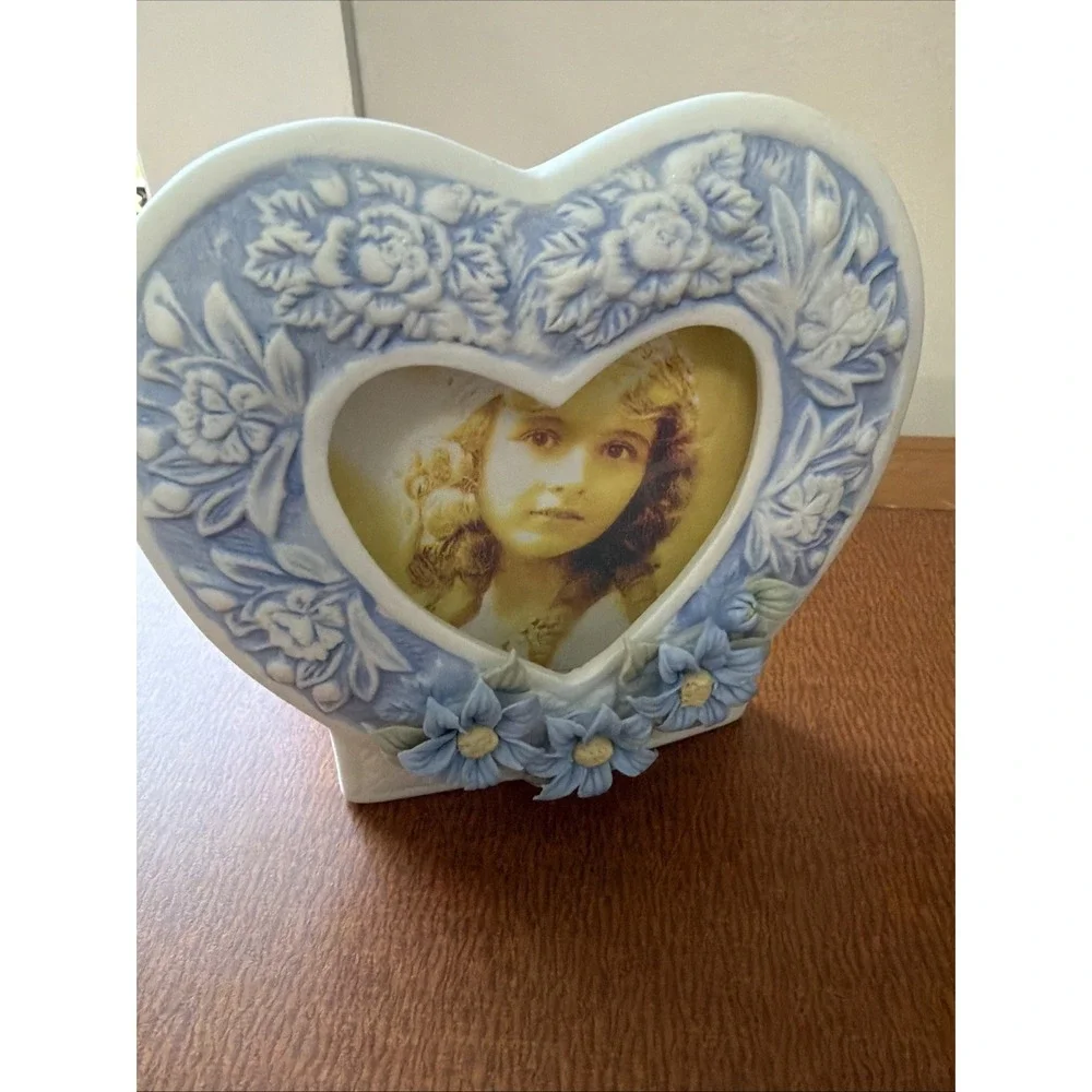 Porcelain Blue & White Heart Shaped Frame 3